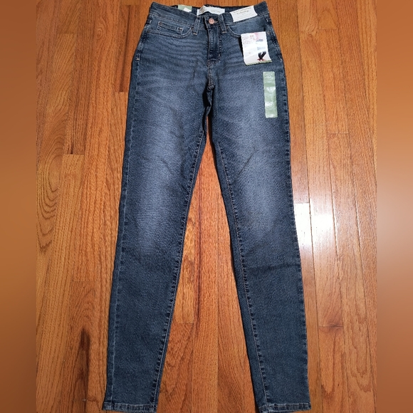 NWT Signature by Levi StraussTotally Shaping mid rise skinny jeans,4L or 27Wx32L - Picture 1 of 10